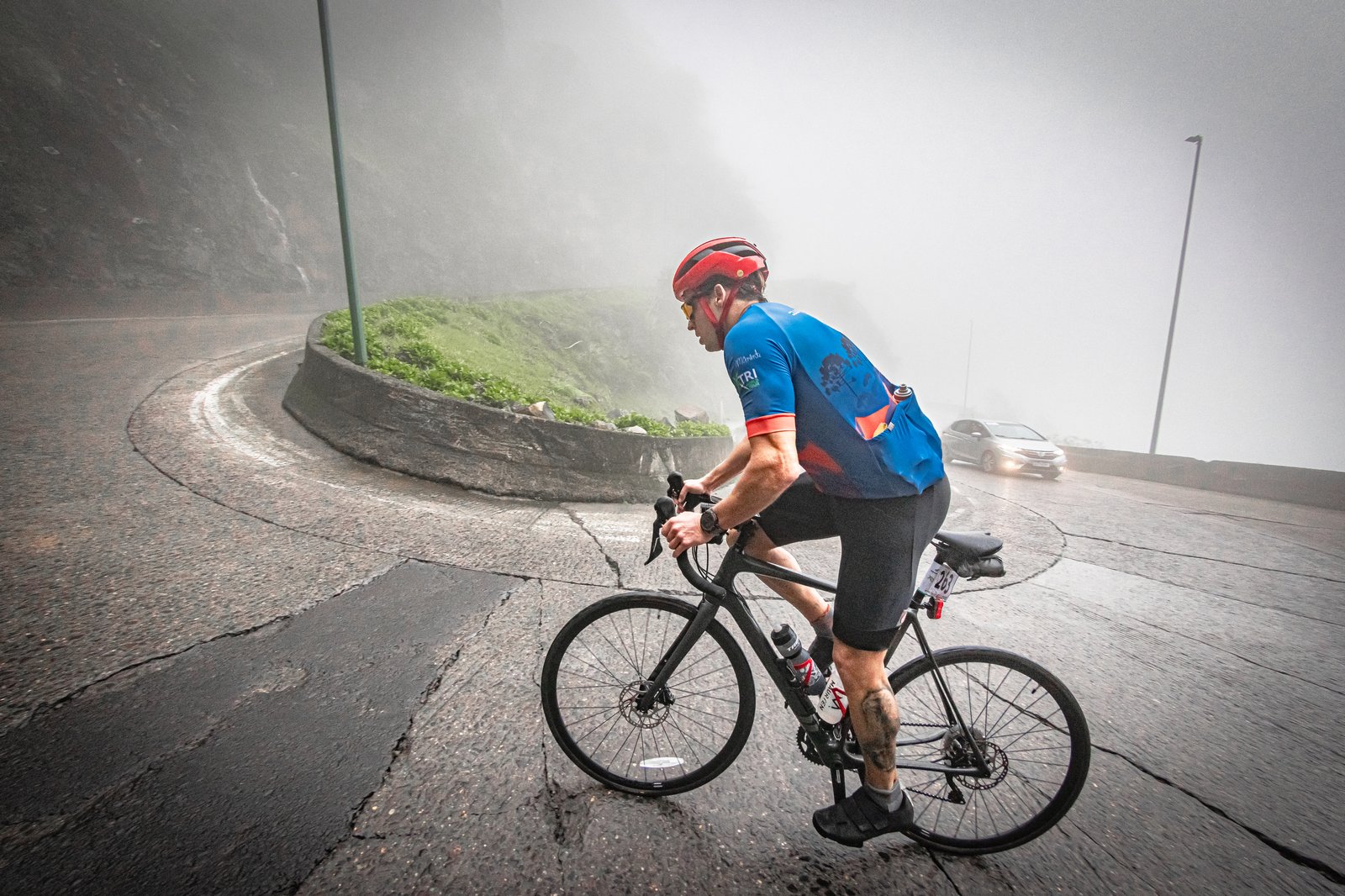 Charlie Sarmiento climbing on the bike course at Fodaxman Xtreme Triathlon, Brazil